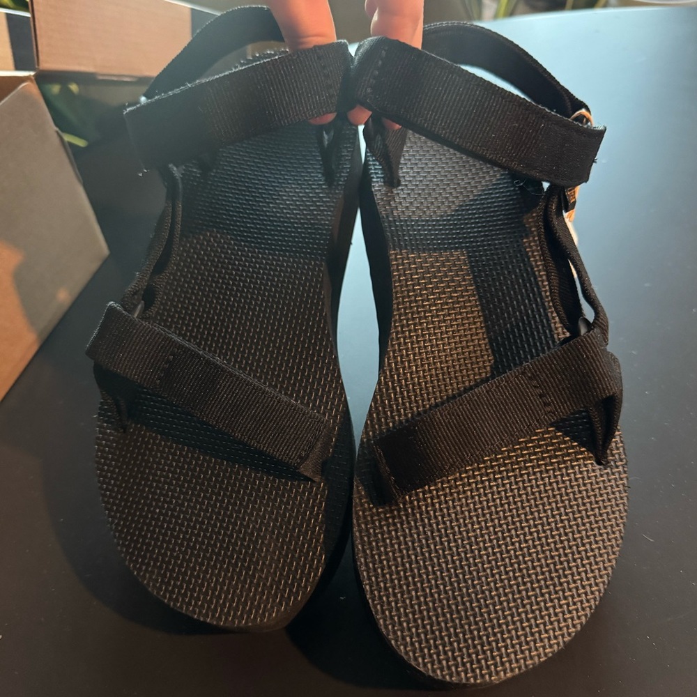 NWT Women’s Teva Flatform Universal Sandals Size 9